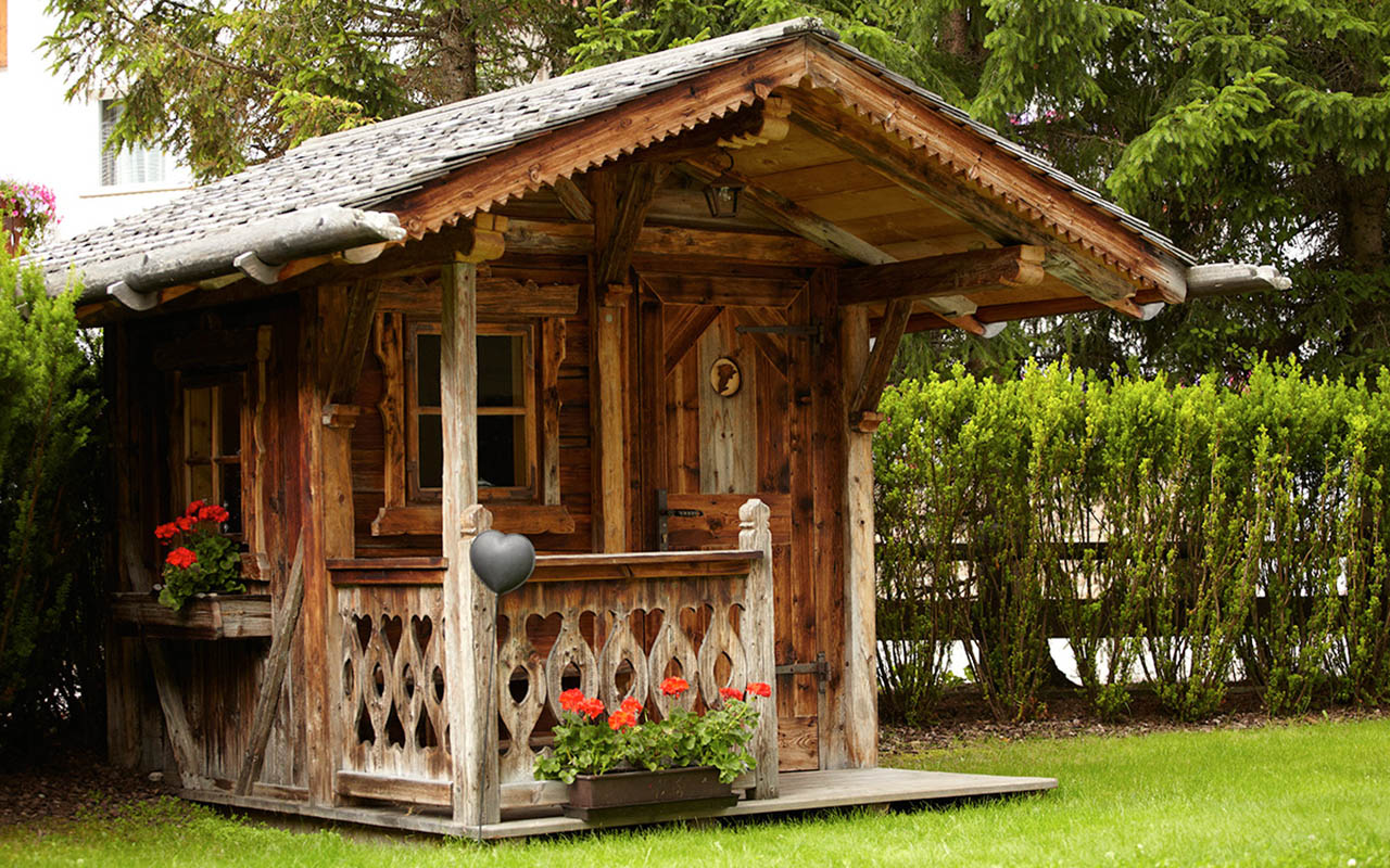 Kleine Holzhütte im Garten des Hotel Genziana in Südtirol